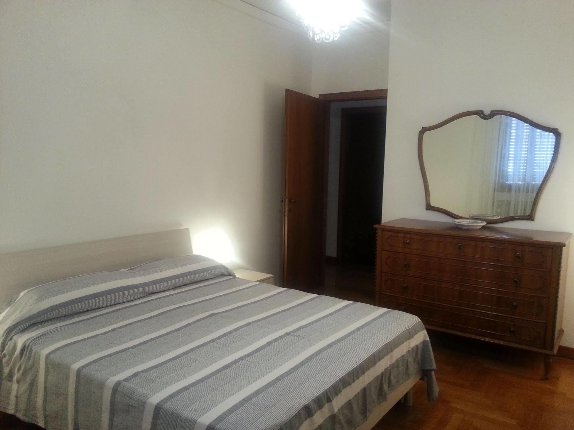 Appartamento Con 2 Camere E Garage Privato! Padova Luaran gambar